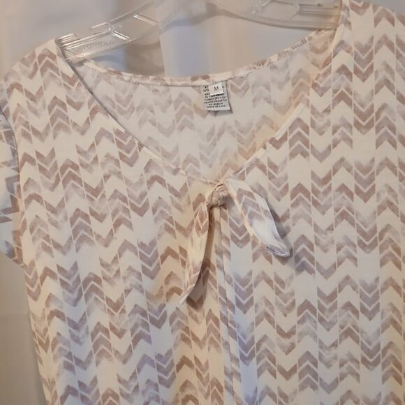 NEW womens M V-neck chevron print blouse Mauve White short sleeve Super soft top - Picture 3 of 8